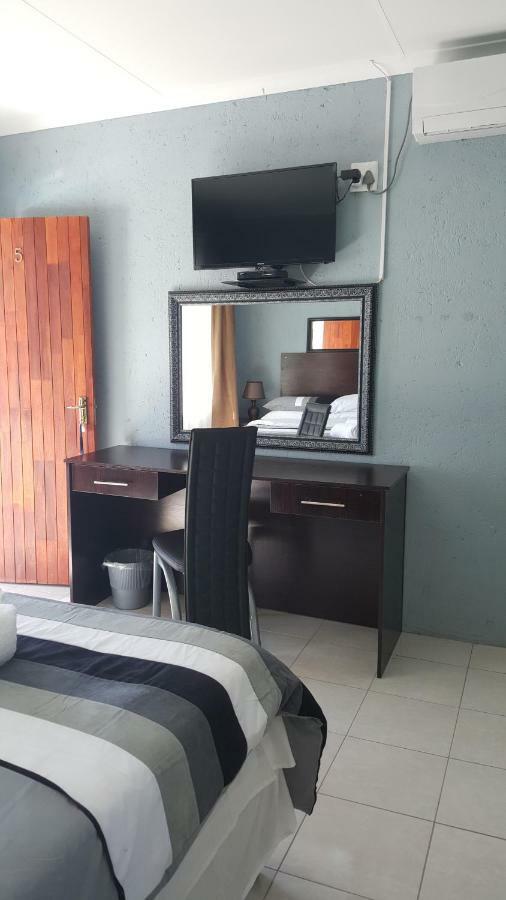 Silver Rest Guesthouse Mafikeng Kültér fotó
